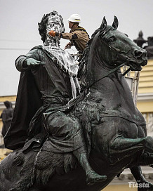 Медного всадника в Петербурге помыли перед Днем города