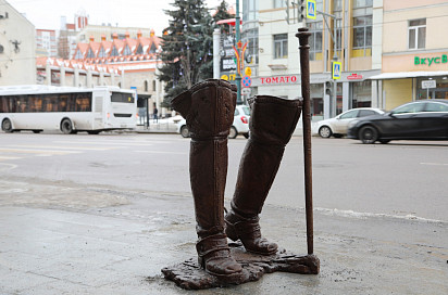 В Воронеже повторно установили скульптуры «Сапоги Петра I» и «Подпись Петра I»